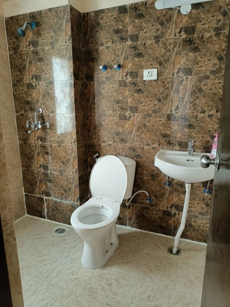 Bathroom, amrapali-dream-valley 3 Bedroom 1360 Sq.Ft. Apartment In Tech Zone 4 Greater Noida Greater Noida 9854391