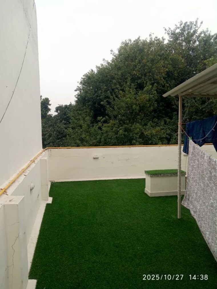 Balcony, navjeevan vihar 4 Bedroom 300 Sq.Yd. Apartment In Navjeevan Vihar Delhi 9854405