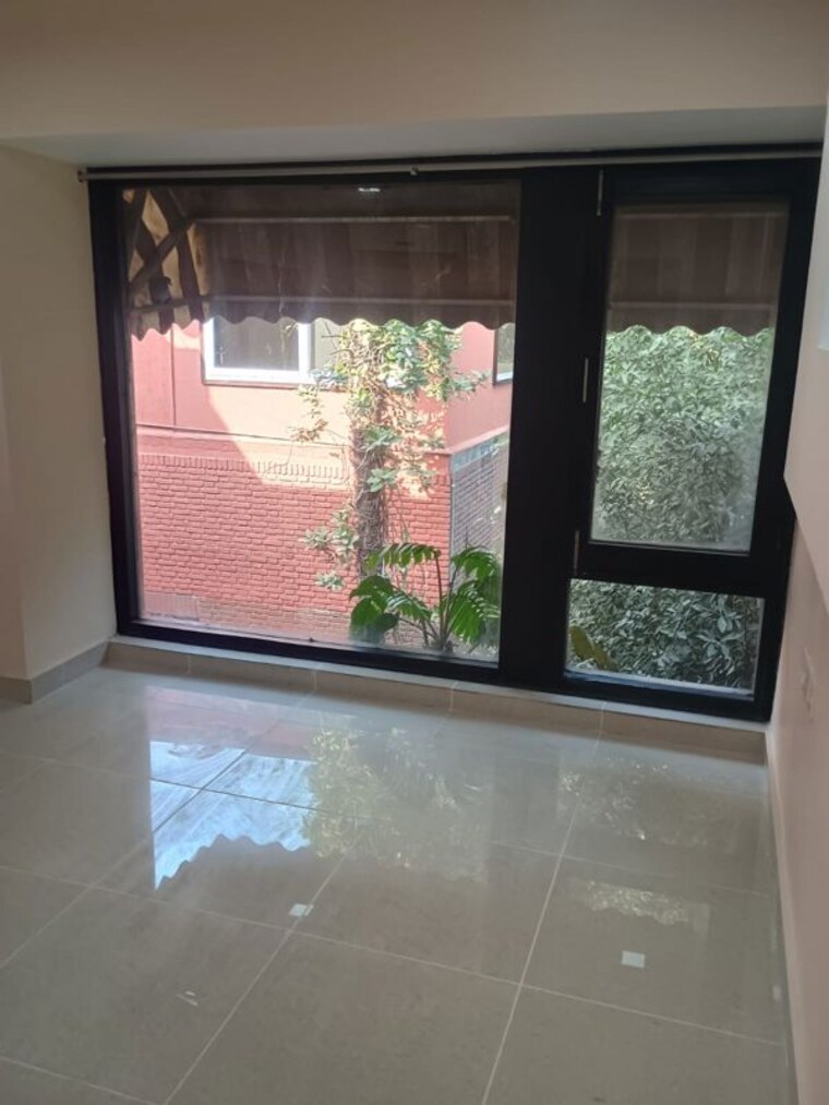 Room, navjeevan vihar 4 Bedroom 300 Sq.Yd. Apartment In Navjeevan Vihar Delhi 9854405