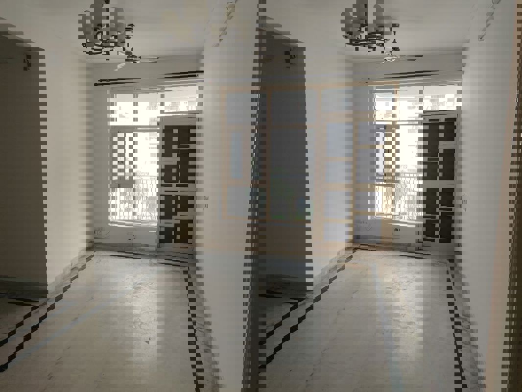 4 BHK + Servant Room Apartment For Rent in Sector 45