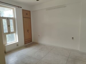 Room in 4 BHK Apartment at Sector 45 – for Rent