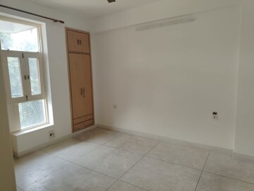 Room in 4 BHK Apartment at Sector 45 – for Rent