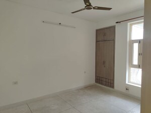 Room in 4 BHK Apartment at Sector 45 – for Rent