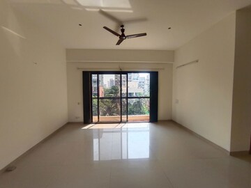 Room in 2 BHK Apartment at Lucky House, Chembur – for Rent