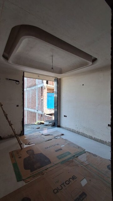 Room in 4 BHK Builder Floor at BPTP District, Sector 81 – for Sale