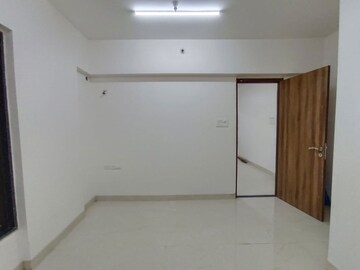 Room in 3 BHK Apartment at Majestic Amarjyoti CHS, Chembur – for Rent