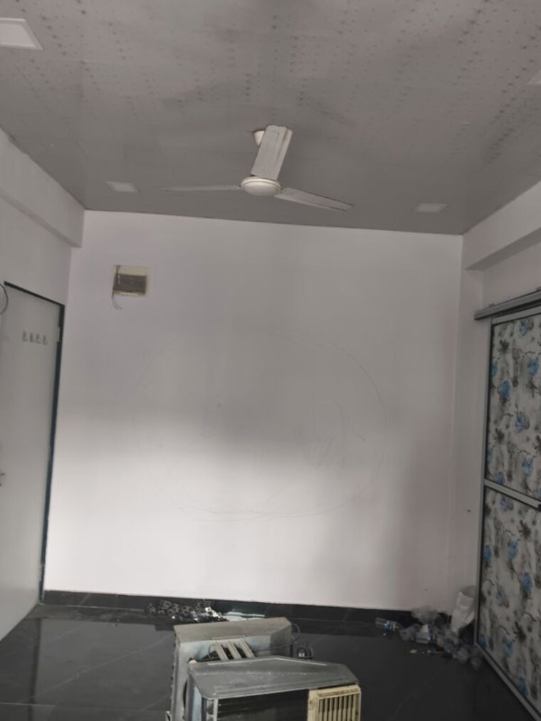 Room, vile parle west 1 RK 260 Sq.Ft. Apartment In Vile Parle West Mumbai 9854497