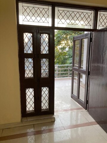 Room in 2 BHK Builder Floor at Sushant Lok 2, Sector 57 – for Rent