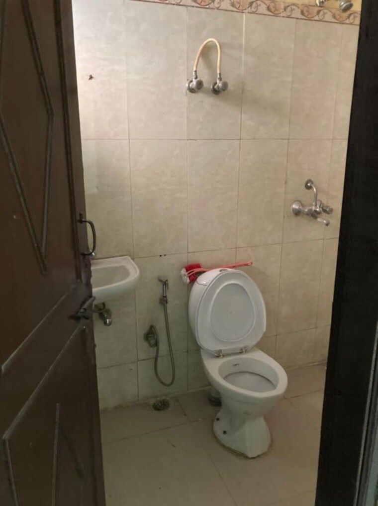 Bathroom, sushant-lok-2 2 Bedroom 180 Sq.Mt. Builder Floor In Sector 57 Gurgaon 9854498