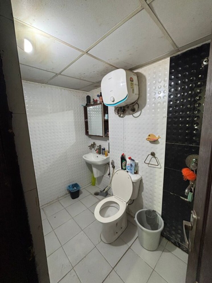 Bathroom, varun-enclave 1 RK 400 Sq.Ft. Apartment In Sector 28 Noida 9854510