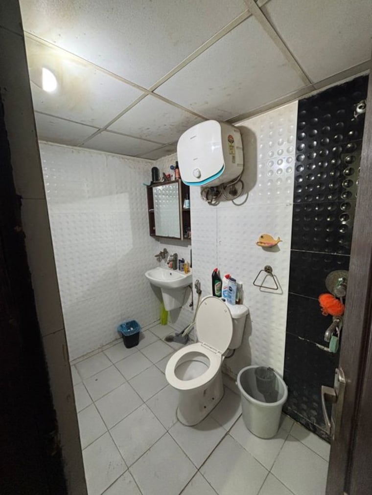 Bathroom, varun-enclave 1 RK 400 Sq.Ft. Apartment In Sector 28 Noida 9854510