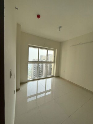 Room in 1 BHK Apartment at Lodha Amara, Kolshet Road – for Rent