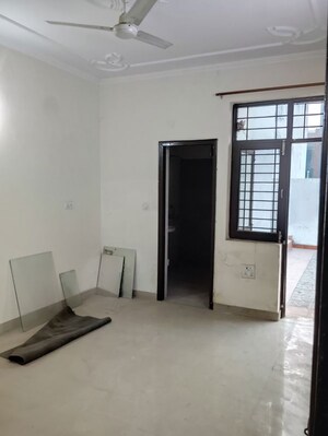 Room in 3 BHK Builder Floor at Sector 17 – for Rent