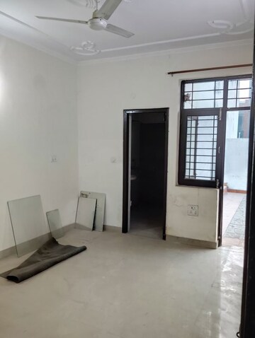 Room in 3 BHK Builder Floor at Sector 17 – for Rent