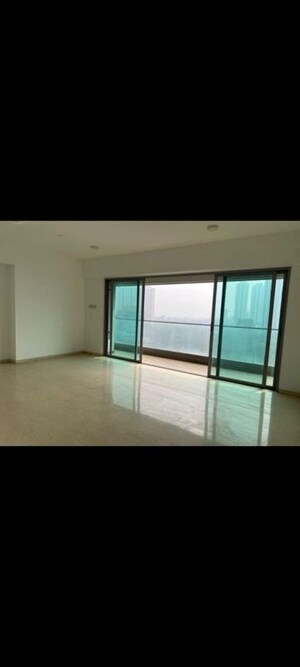 Room in 4 BHK Apartment at Kalpataru Immensa, Kolshet Road – for Sale