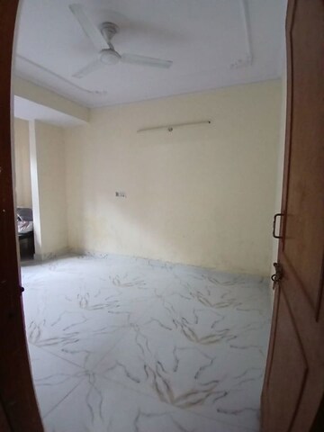 Room in 2 BHK Builder Floor at Sector 30 – for Rent