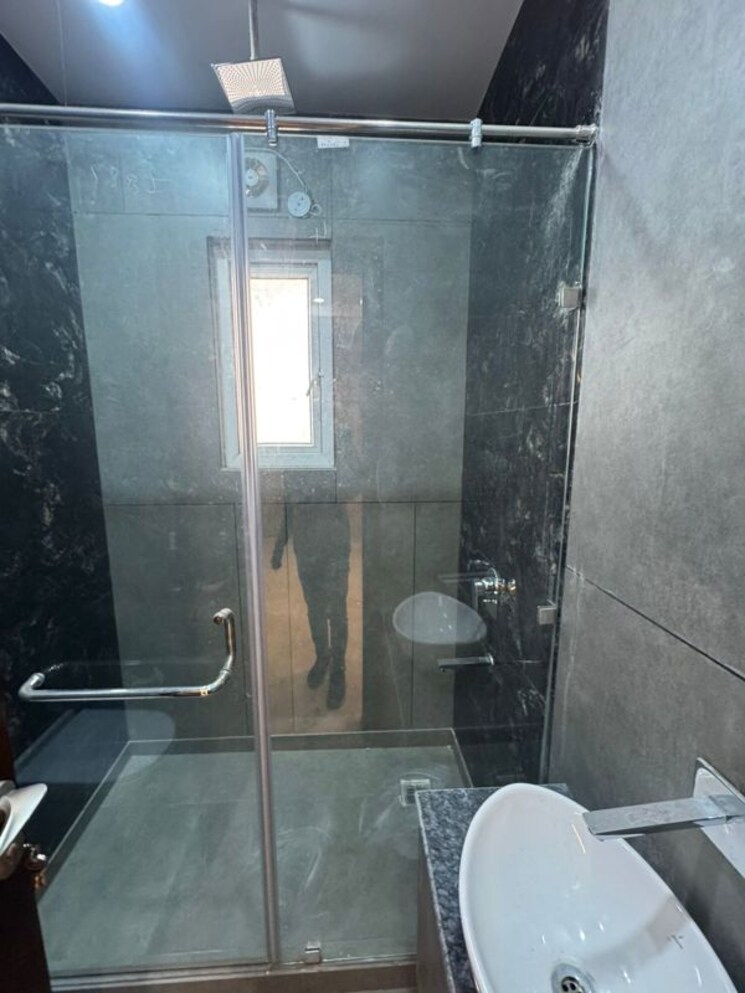 Bathroom, paschim vihar 3 Bedroom 150 Sq.Yd. Builder Floor In Paschim Vihar Delhi 9854698