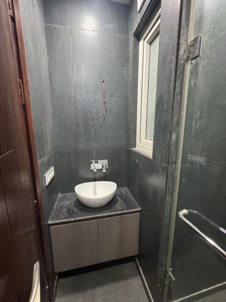 Attached Bathroom, paschim vihar 3 Bedroom 150 Sq.Yd. Builder Floor In Paschim Vihar Delhi 9854698