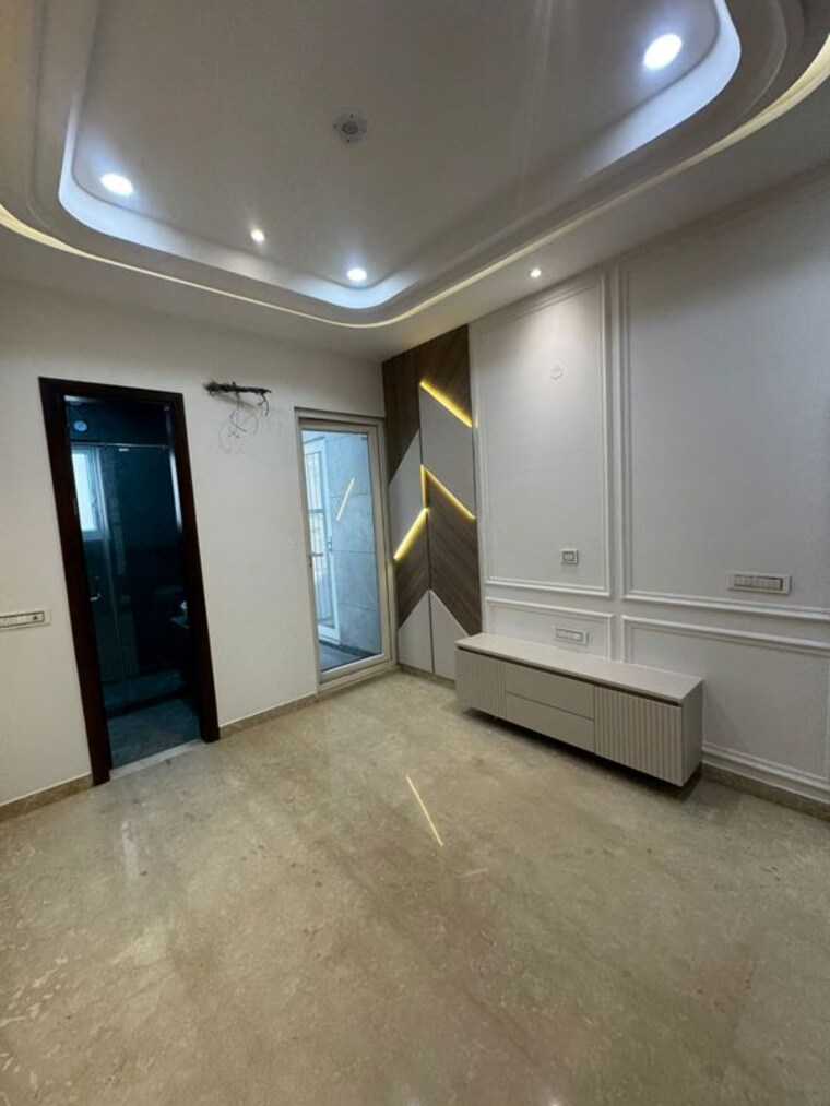 Room, paschim vihar 3 Bedroom 150 Sq.Yd. Builder Floor In Paschim Vihar Delhi 9854698