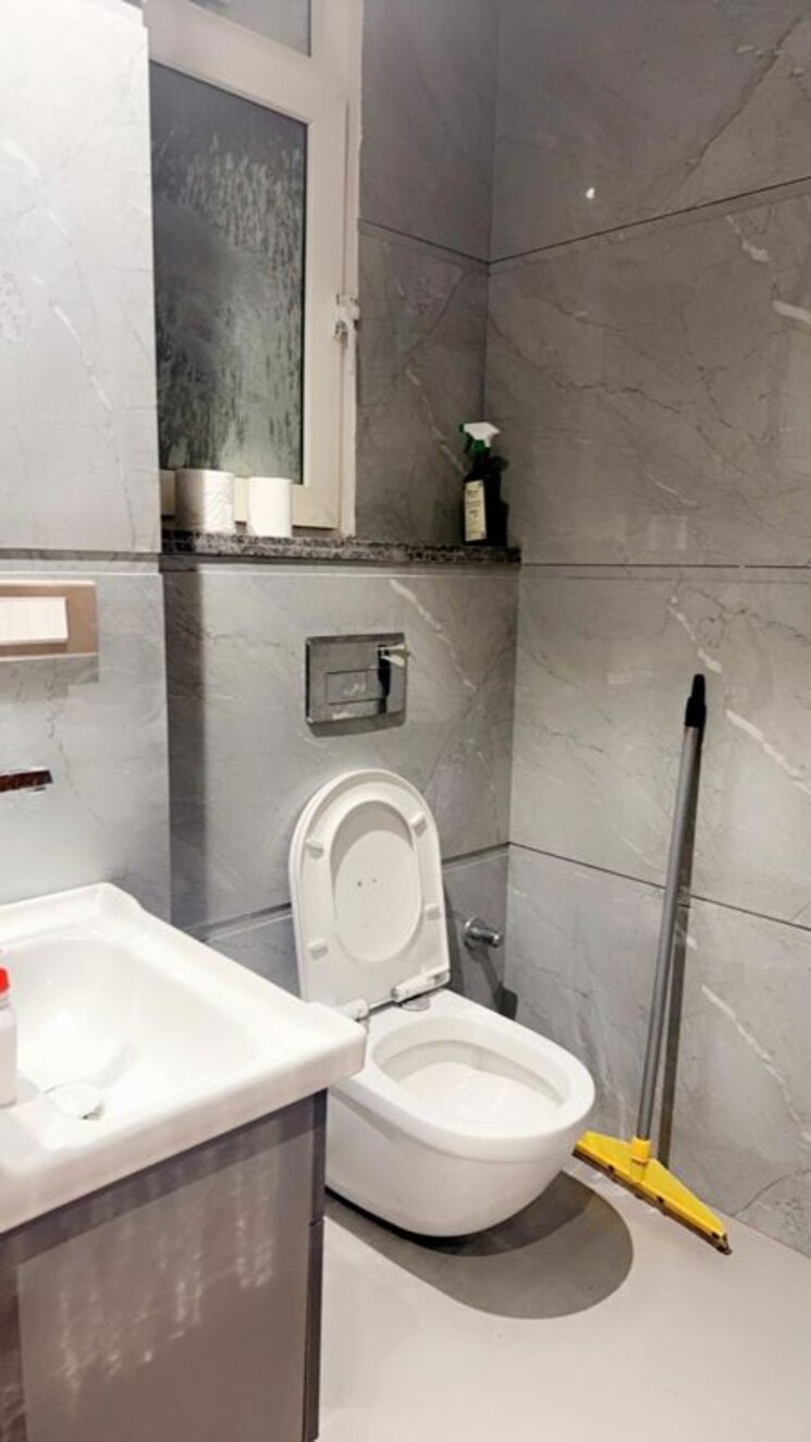 Bathroom, safdarjung enclave 3.5 Bedroom 1350 Sq.Ft. Builder Floor In Safdarjung Enclave Delhi 9854819