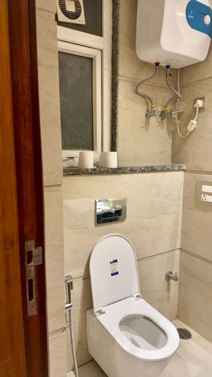 Bathroom, safdarjung enclave 3.5 Bedroom 1350 Sq.Ft. Builder Floor In Safdarjung Enclave Delhi 9854819
