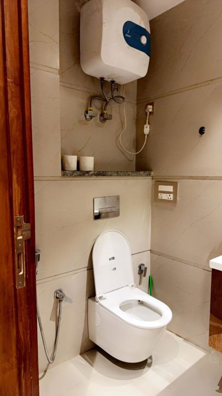 Bathroom, safdarjung enclave 3.5 Bedroom 1350 Sq.Ft. Builder Floor In Safdarjung Enclave Delhi 9854819