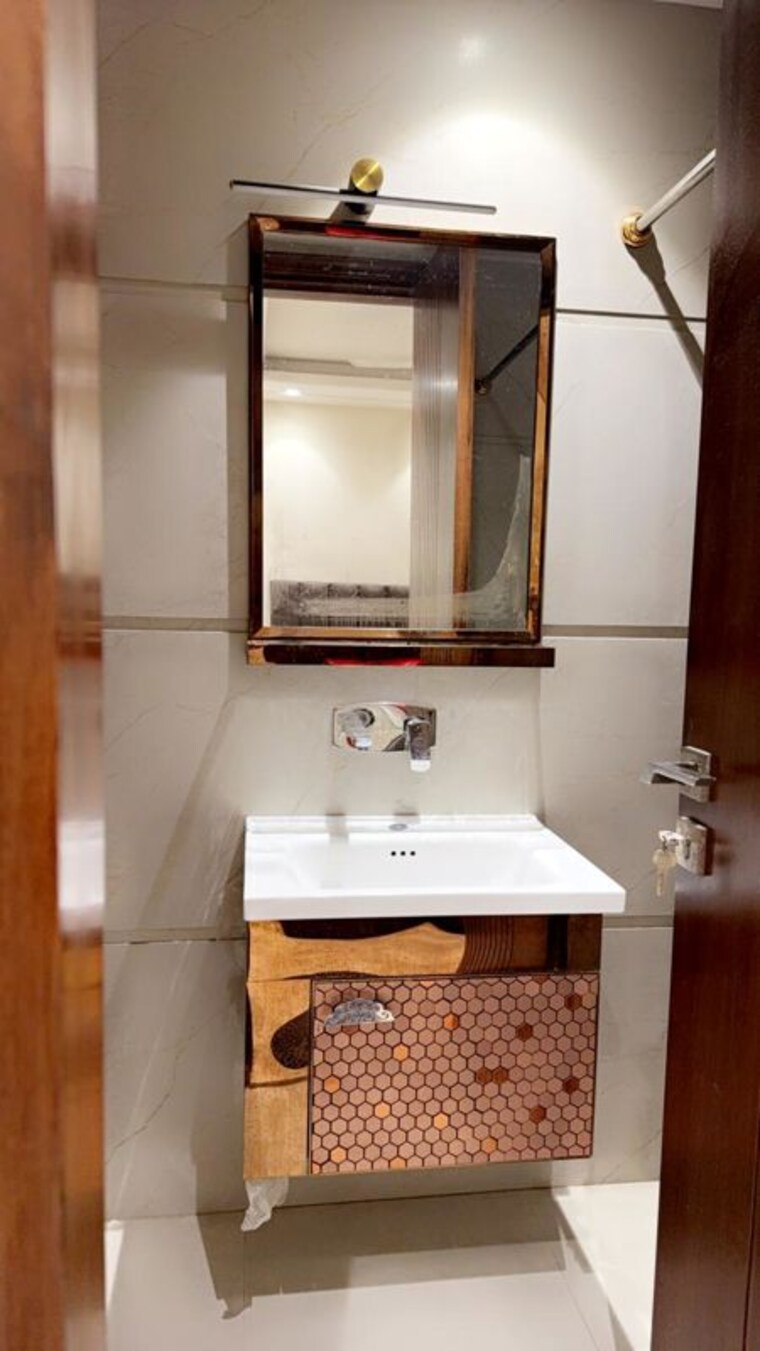 Bathroom, safdarjung enclave 3.5 Bedroom 1350 Sq.Ft. Builder Floor In Safdarjung Enclave Delhi 9854819
