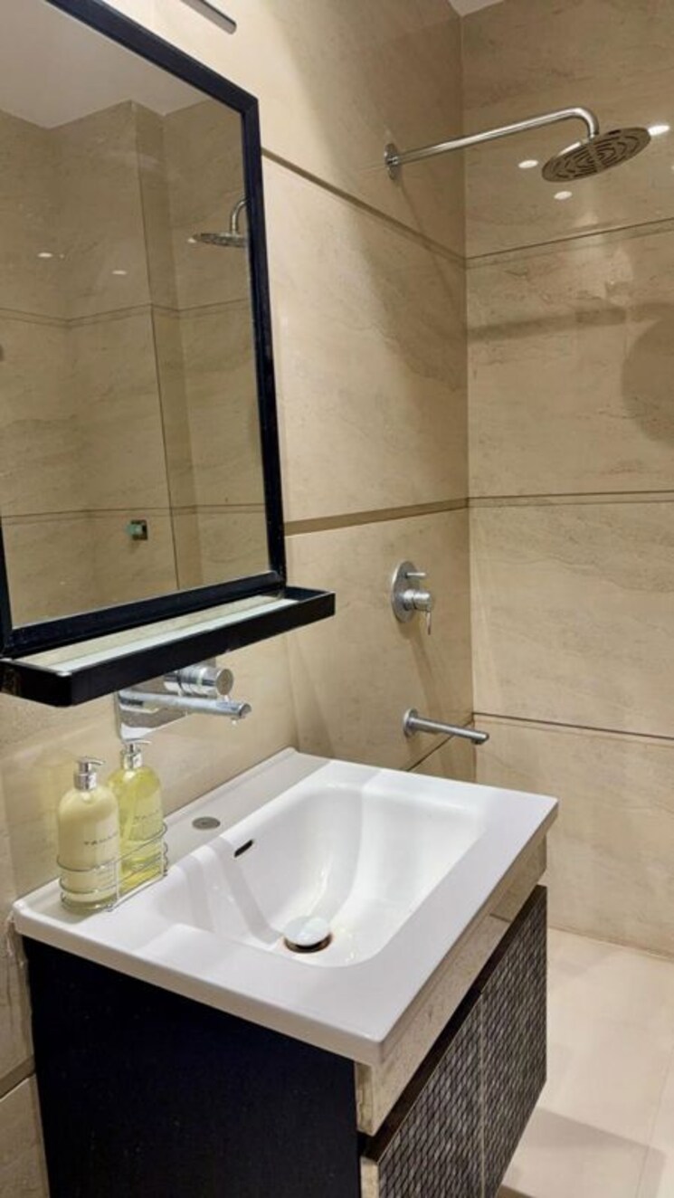 Bathroom, safdarjung enclave 3.5 Bedroom 1350 Sq.Ft. Builder Floor In Safdarjung Enclave Delhi 9854819