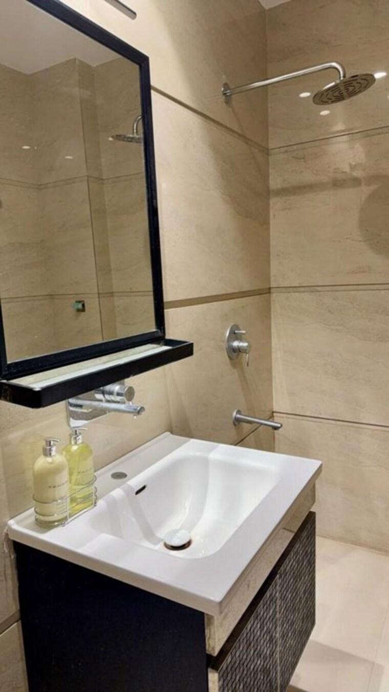 Bathroom, safdarjung enclave 3.5 Bedroom 1350 Sq.Ft. Builder Floor In Safdarjung Enclave Delhi 9854819