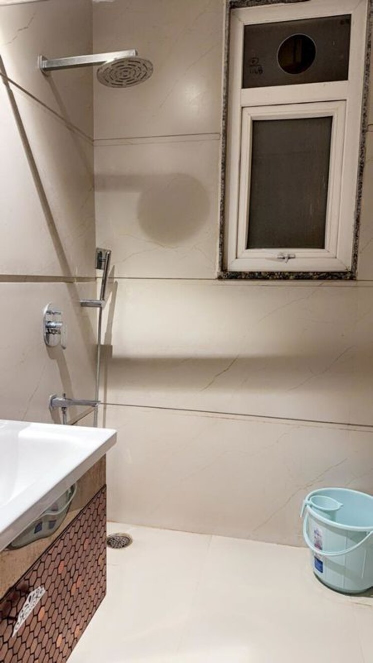 Bathroom, safdarjung enclave 3.5 Bedroom 1350 Sq.Ft. Builder Floor In Safdarjung Enclave Delhi 9854819