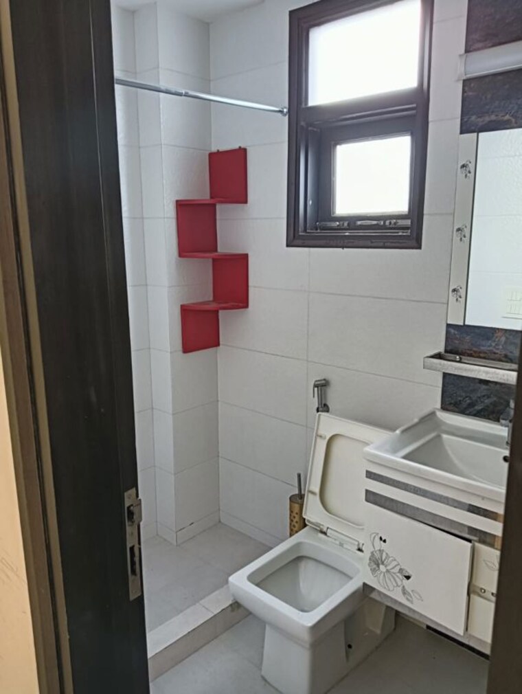 Bathroom, chittaranjan park 3 Bedroom 160 Sq.Yd. Builder Floor In Chittaranjan Park Delhi 9854846