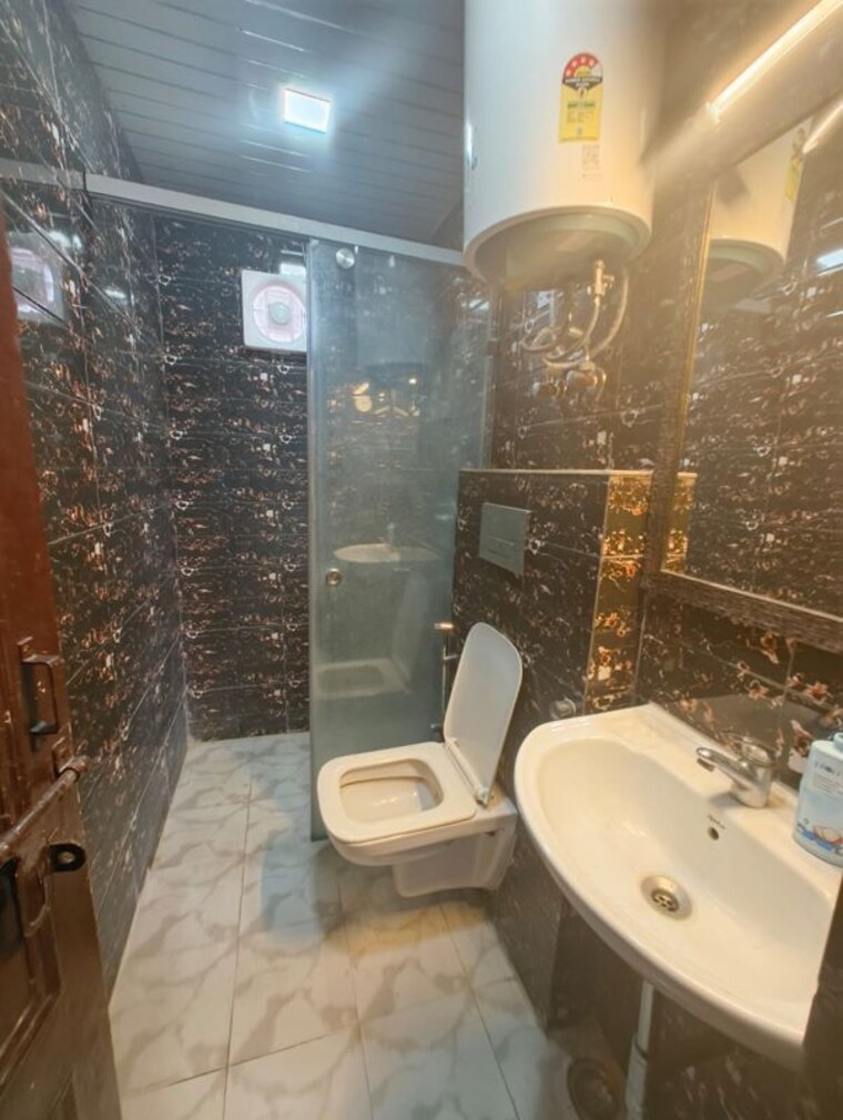 Bathroom, masjid moth 2 Bedroom 1100 Sq.Ft. Builder Floor In Masjid Moth Delhi 9854869