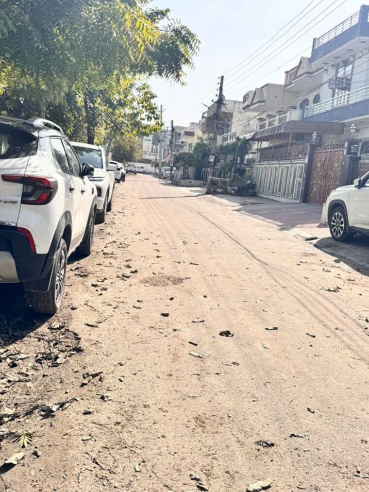  Parking, sector 1 6 Bedroom 250 Sq.Yd. Independent House In SectoR 1 Rohtak 9854894