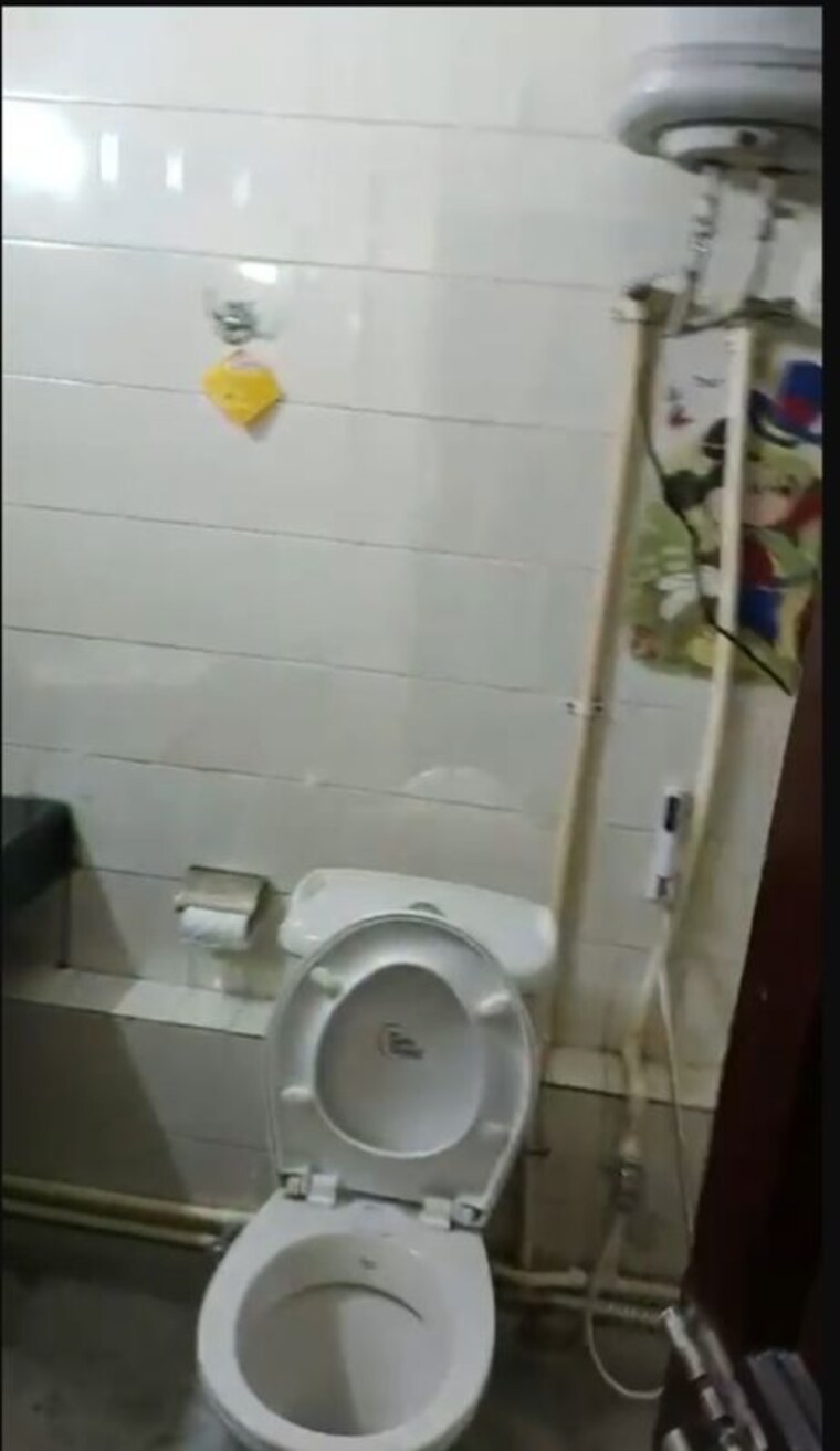 Bathroom, greater kailash i 3 Bedroom 300 Sq.Yd. Builder Floor In Greater Kailash I Delhi 9854901