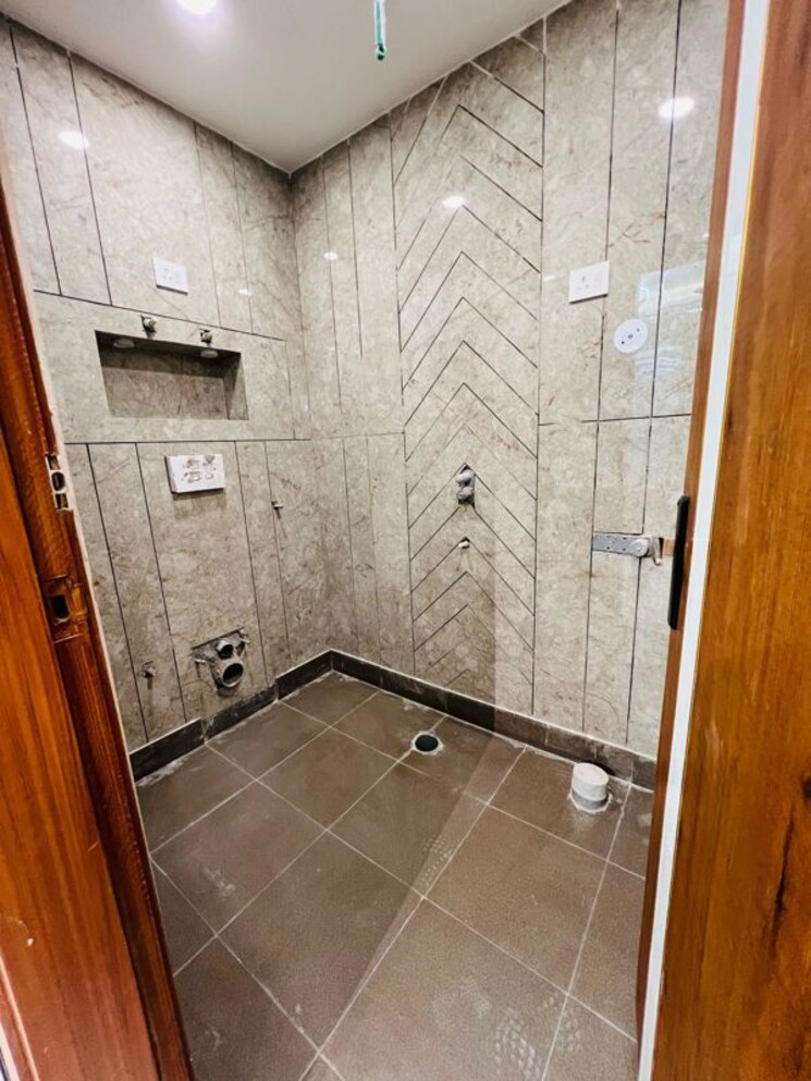 Bathroom, suraj vihar 4 Bedroom 1080 Sq.Ft. Builder Floor In Suraj Vihar Delhi 9854930