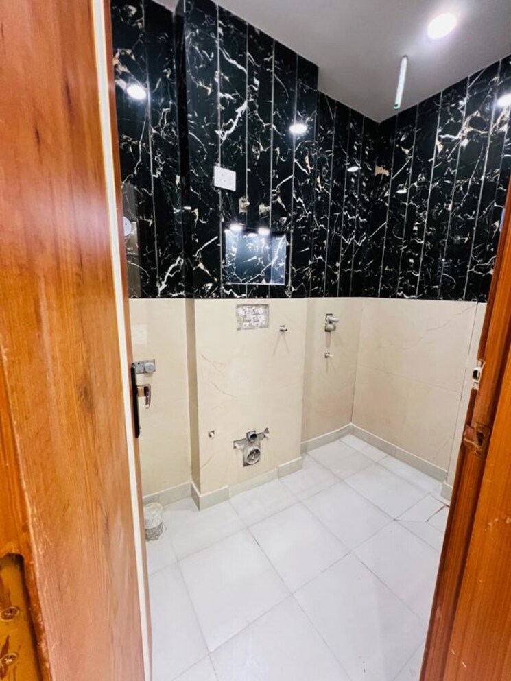 Bathroom, suraj vihar 4 Bedroom 1080 Sq.Ft. Builder Floor In Suraj Vihar Delhi 9854930