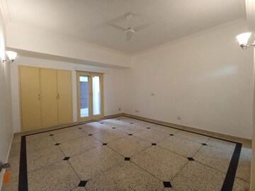 Room in 4 BHK Builder Floor at Greater Kailash I – for Rent