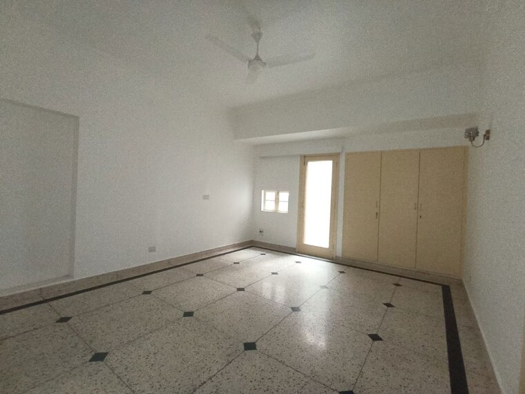 Room, greater kailash i 4 Bedroom 500 Sq.Yd. Builder Floor In Greater Kailash I Delhi 9854948