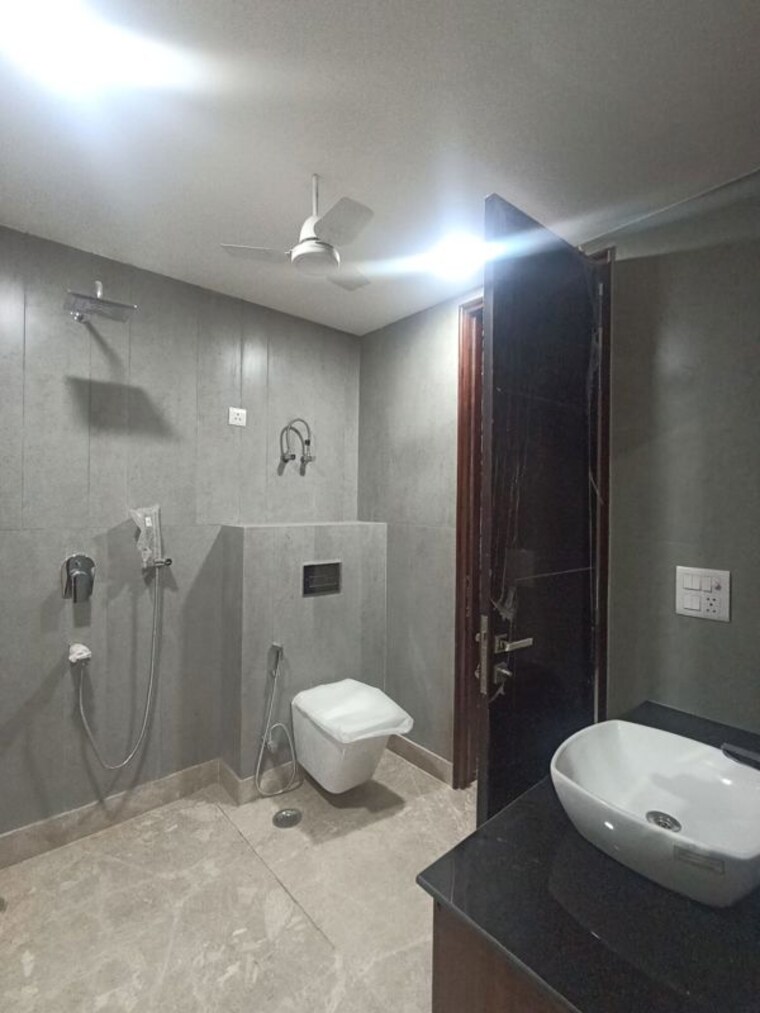 Bathroom, greater kailash ii 3 Bedroom 300 Sq.Yd. Builder Floor In Greater Kailash ii Delhi 9854955