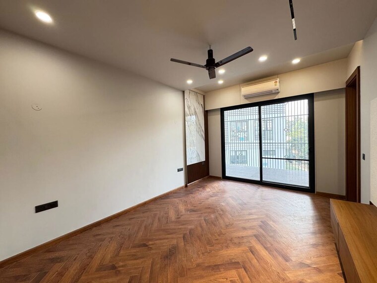 Room, emaar-marbella 4 Bedroom 2500 Sq.Ft. Builder Floor In Sector 66 Gurgaon 9855057