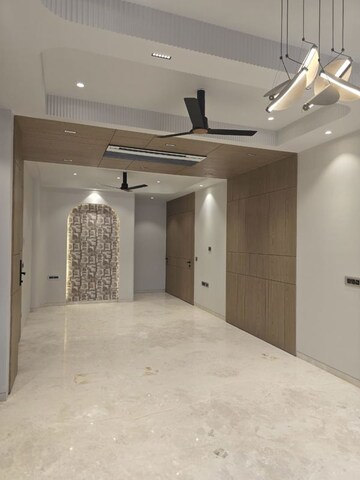 Room in 4 BHK Builder Floor at Emaar Marbella, Sector 66 – for Sale