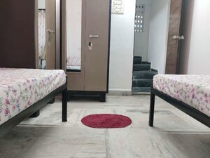 Bedroom in  Pg at Malad East – for Rent
