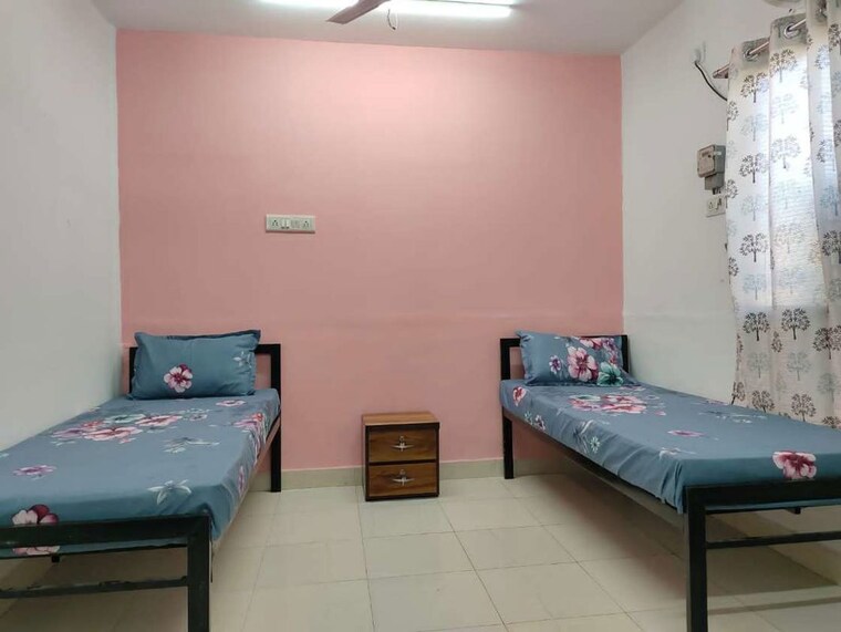 Room, naupada Pg For Boys & Girls In Naupada 9855150