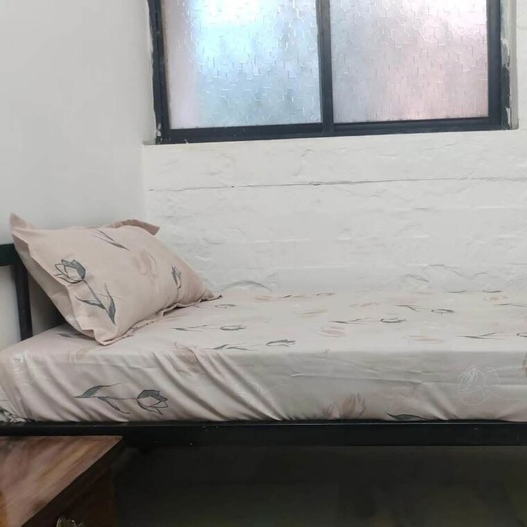Bedroom, naupada Pg For Boys & Girls In Naupada 9855150