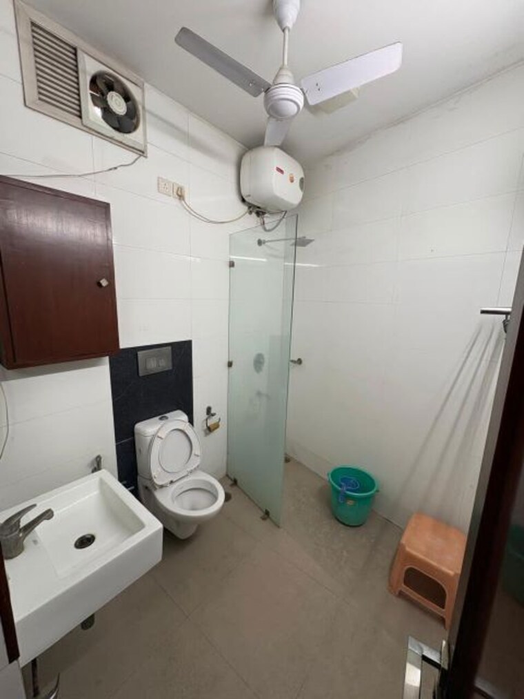 Attached Bathroom, kalkaji 3 Bedroom 2000 Sq.Ft. Builder Floor In Kalkaji Delhi 9750151