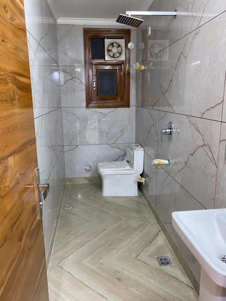 Bathroom, vasant kunj 3 Bedroom 1500 Sq.Ft. Builder Floor In Vasant Kunj Delhi 9855246