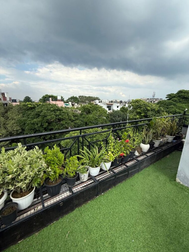 Garden, vasant kunj 5 Bedroom 3000 Sq.Ft. Apartment In Vasant Kunj Delhi 9855248