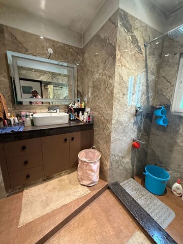 Furnished Amenities in 5 BHK Apartment at Vasant Kunj – for Sale