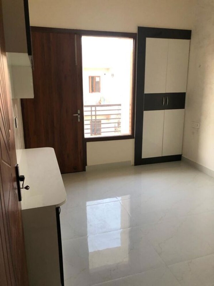 Room, dhakoli 3 Bedroom 122 Sq.Yd. Builder Floor In Dhakoli Zirakpur 9855267