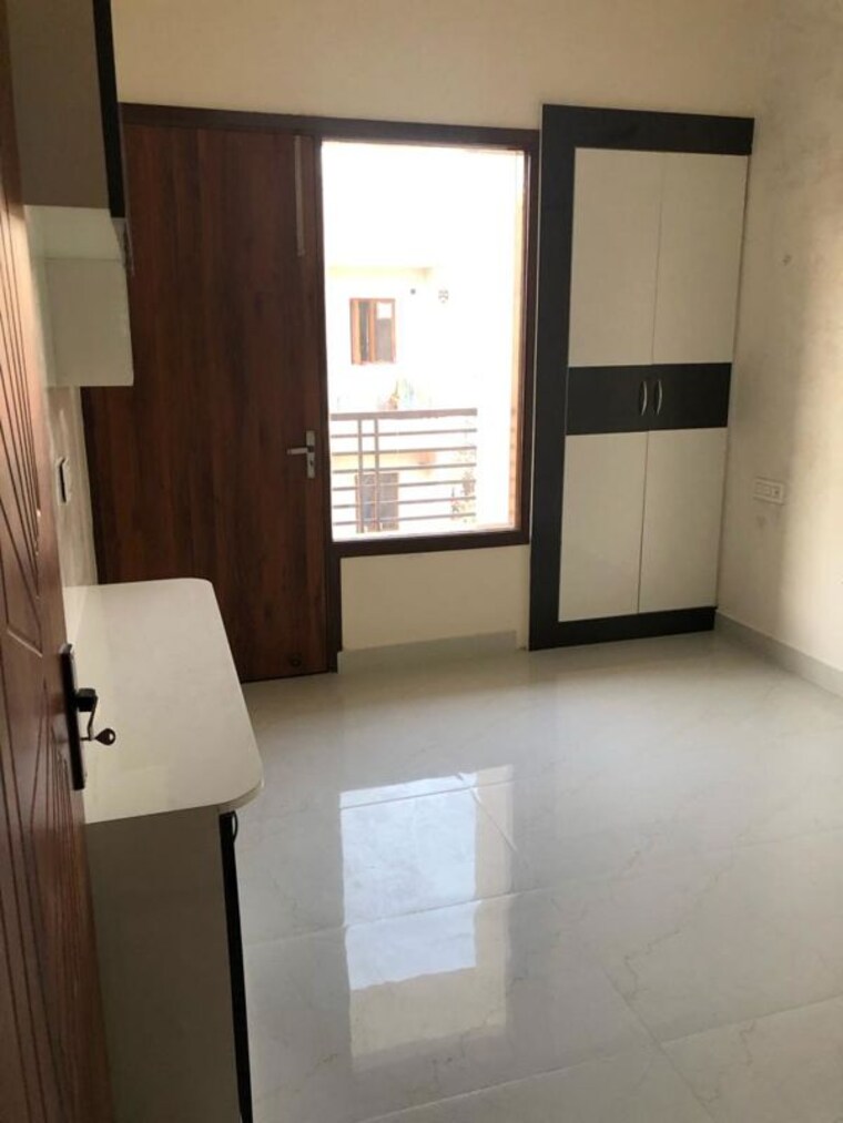 Room, dhakoli 3 Bedroom 122 Sq.Yd. Builder Floor In Dhakoli Zirakpur 9855267